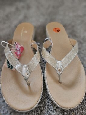 BRAND NEW WITH TAGS! Tommy Bahama Women's Glitter Thong Sandals - Neutral Gold